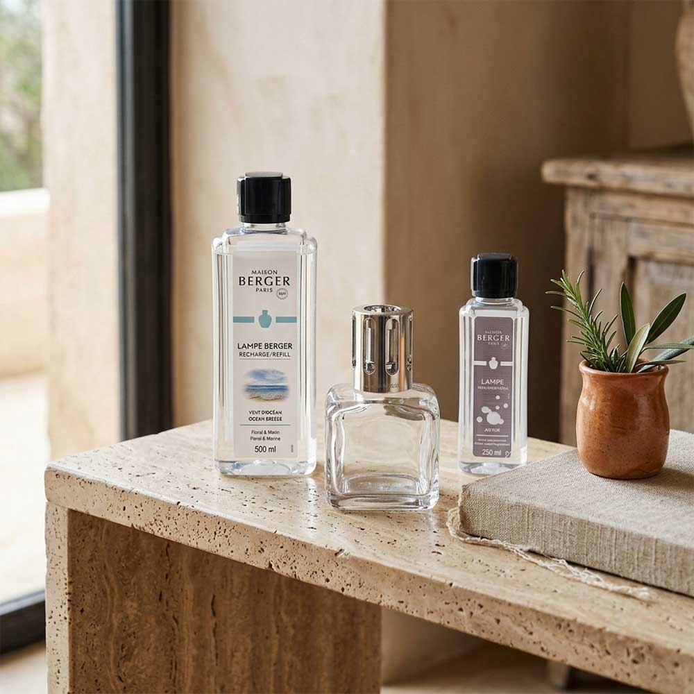 Pack Stop Alergias D'Arome con lámpara catalítica Berger y recargas Vent d'Océan 500ml y Air Pure Neutro sobre mesa de travertino
