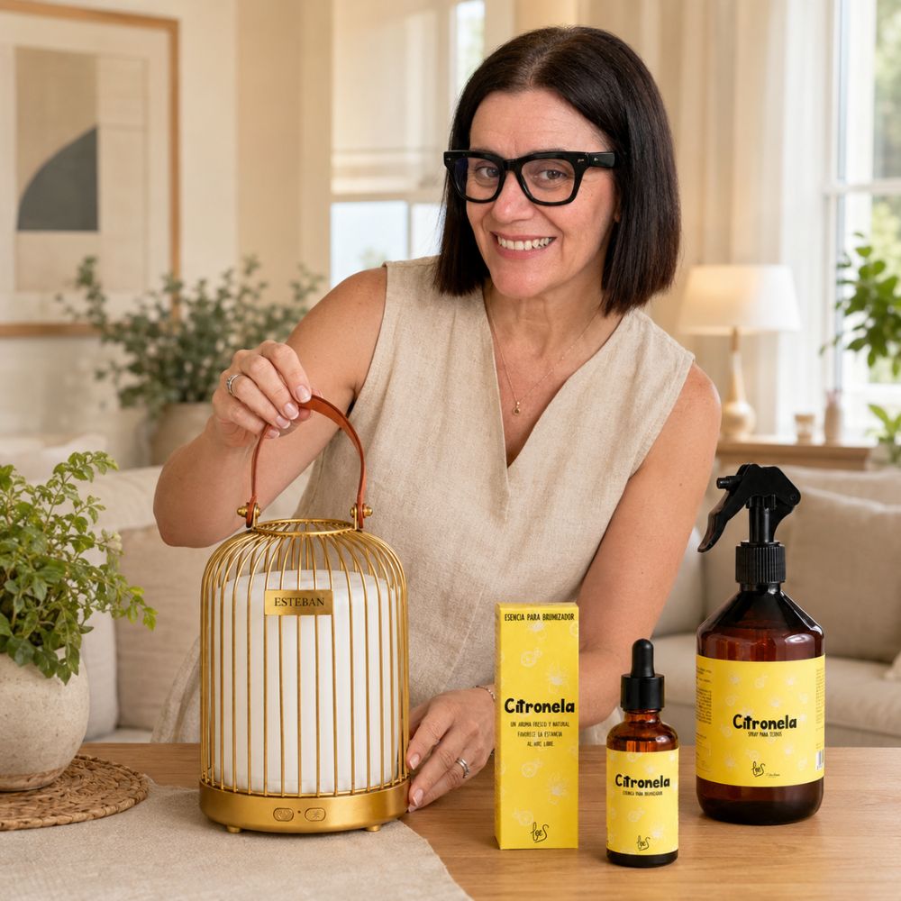 Pack Anti-Mosquitos D'Arome completo: difusor inalámbrico farol Esteban dorado, esencia citronela LoeS y spray tejidos citronela, presentado en salón – D'Arome