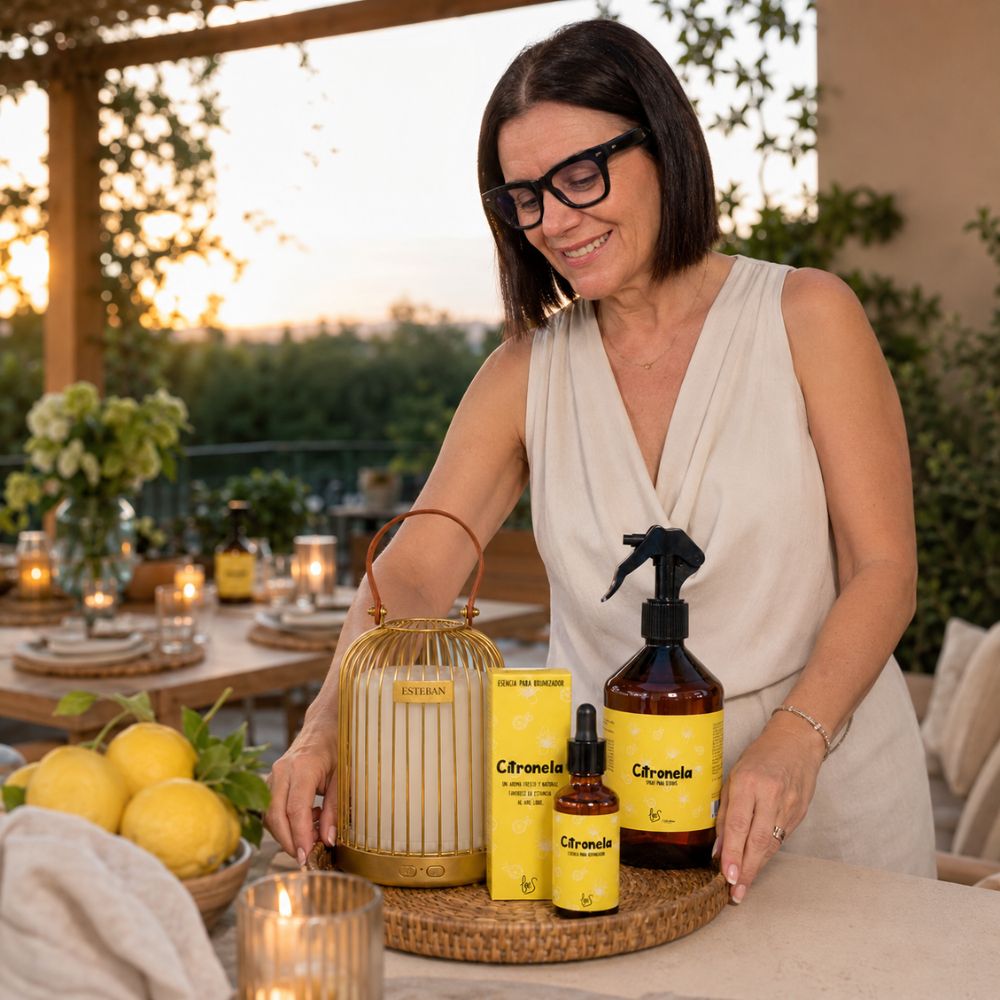 Pack Anti-Mosquitos LoeS con difusor farol Esteban dorado y citronela sobre mesa de terraza al atardecer, repelente de mosquitos para exterior – D'Arome