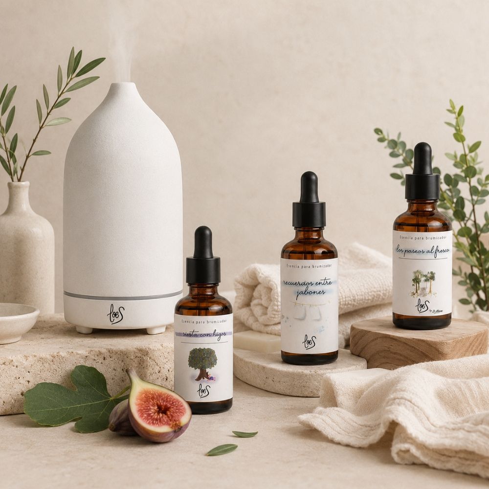 Pack TOP VENTAS LoeS con difusor encendido y un higo fresco cortado junto a las esencias Recuerdos entre Jabones, Los Paseos al Fresco y Siesta con Higos