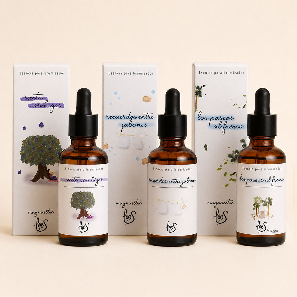 Packshot del pack top ventas LoeS con 3 esencias para brumizador sobre fondo neutro: Siesta con Higos, Recuerdos entre Jabones y Los Paseos al Fresco, frascos ámbar con pipeta cuentagotas y cajas ilustradas – D'Arome