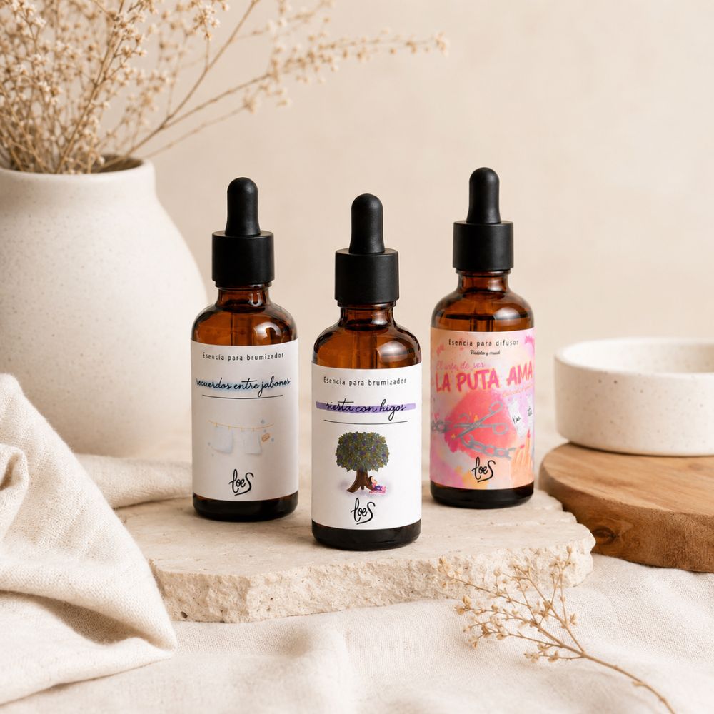Bodegón aspiracional del pack top ventas de tres esencias para difusor LoeS sobre piedra clara con tela de lino y flores secas, estilo natural mediterráneo – D'Arome
