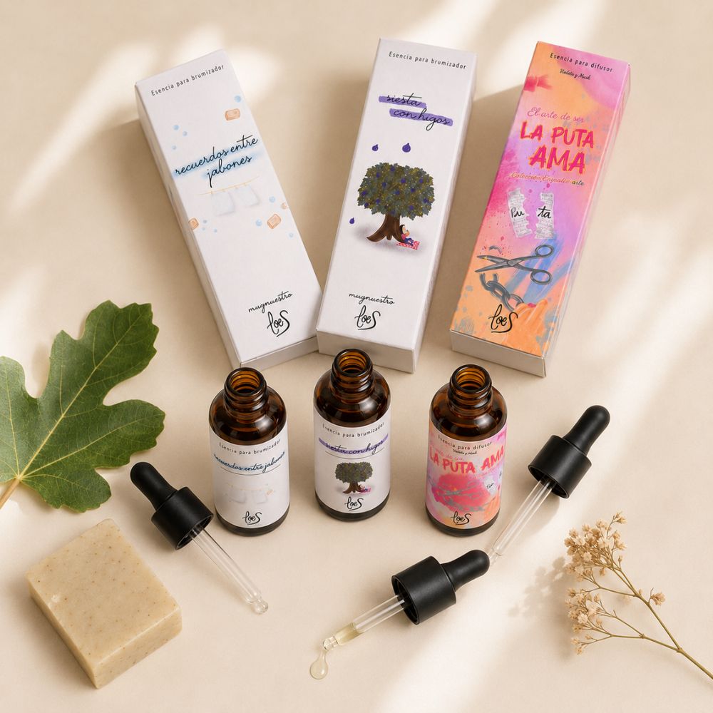 Plano cenital del pack top ventas de tres esencias para difusor LoeS con los cuentagotas abiertos junto a jabón artesano y hoja de higuera, mostrando cómo se usan las esencias – D'Arome