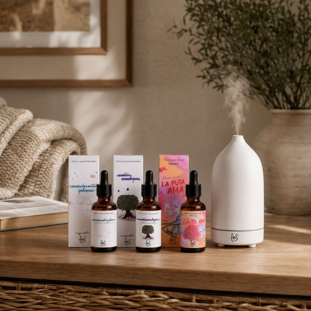 Pack top ventas de tres esencias para difusor LoeS junto al difusor de cerámica blanca LoeS encendido pulverizando vapor en el salón de casa – D'Arome