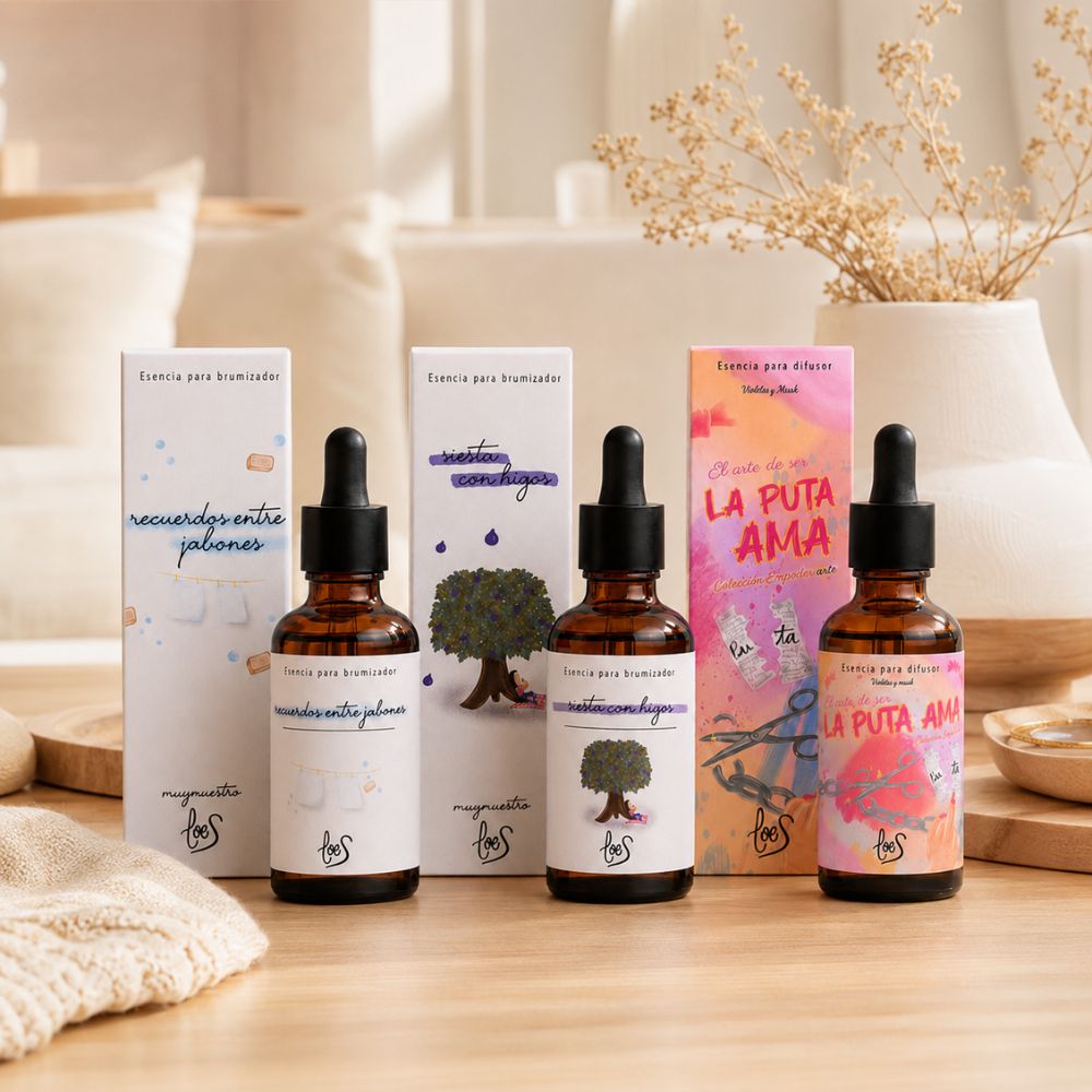 Pack top ventas LoeS con las tres esencias para difusor Recuerdos entre Jabones, Siesta con Higos y La Puta Ama sobre cómoda de madera en un salón cozy con sofá de lino y flores secas – D'Arome