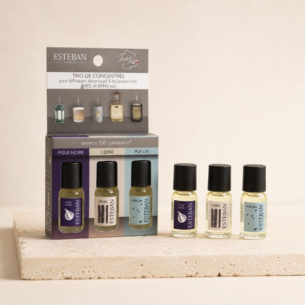 Pack trío de concentrado de perfume Figue Noire, Cèdre y Pur Lin Esteban París para difusor eléctrico, sobre piedra travertino – D'Arome