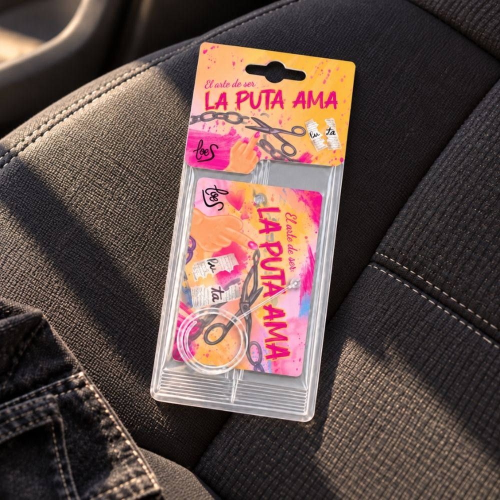 erfume para coche La Puta Ama de LoeS en su blíster sobre el asiento del conductor, aroma a violeta y musk para el coche – D’Arome