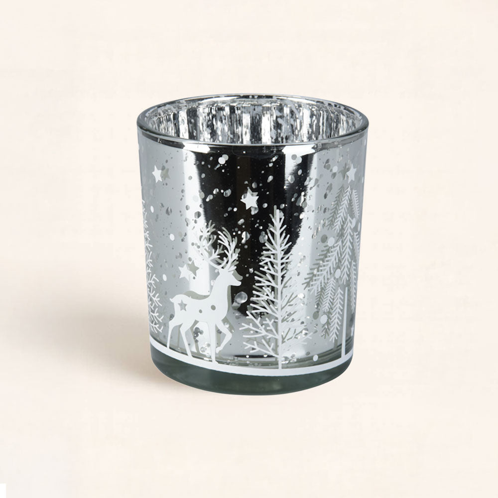 Portavelas Blanca Navidad Plata con renos y abetos. Luz cálida, reflejos mágicos y diseño elegante para decorar tu hogar en Navidad. ¡Descúbrelo!