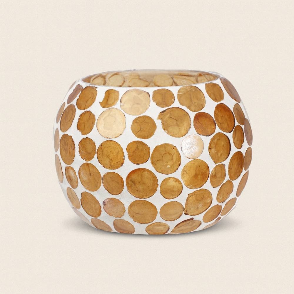 EL Portavelas LOLA Ámbar proyecta una Luz dorada con un toque cálido y elegante cuando le pones una vela de té. ¡Dale alma a tus veladas!