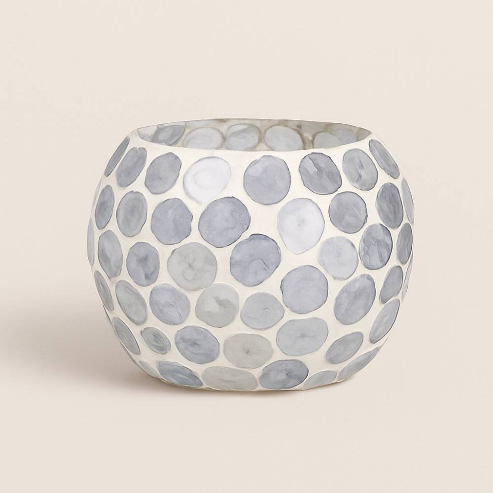 Portavelas LOLA Gris perla 🤍 Elegancia serena y luz suave en tonos neutros. Perfecto para un rincón relajante con una vela de té. ¡Descúbrelo!