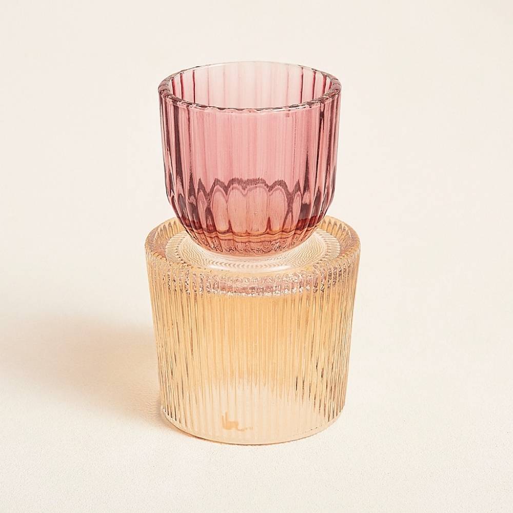 Enciende estilo y alegría. El portavelas RITA Rosa Naranja ilumina con un toque retro y destellos cálidos que enamoran.