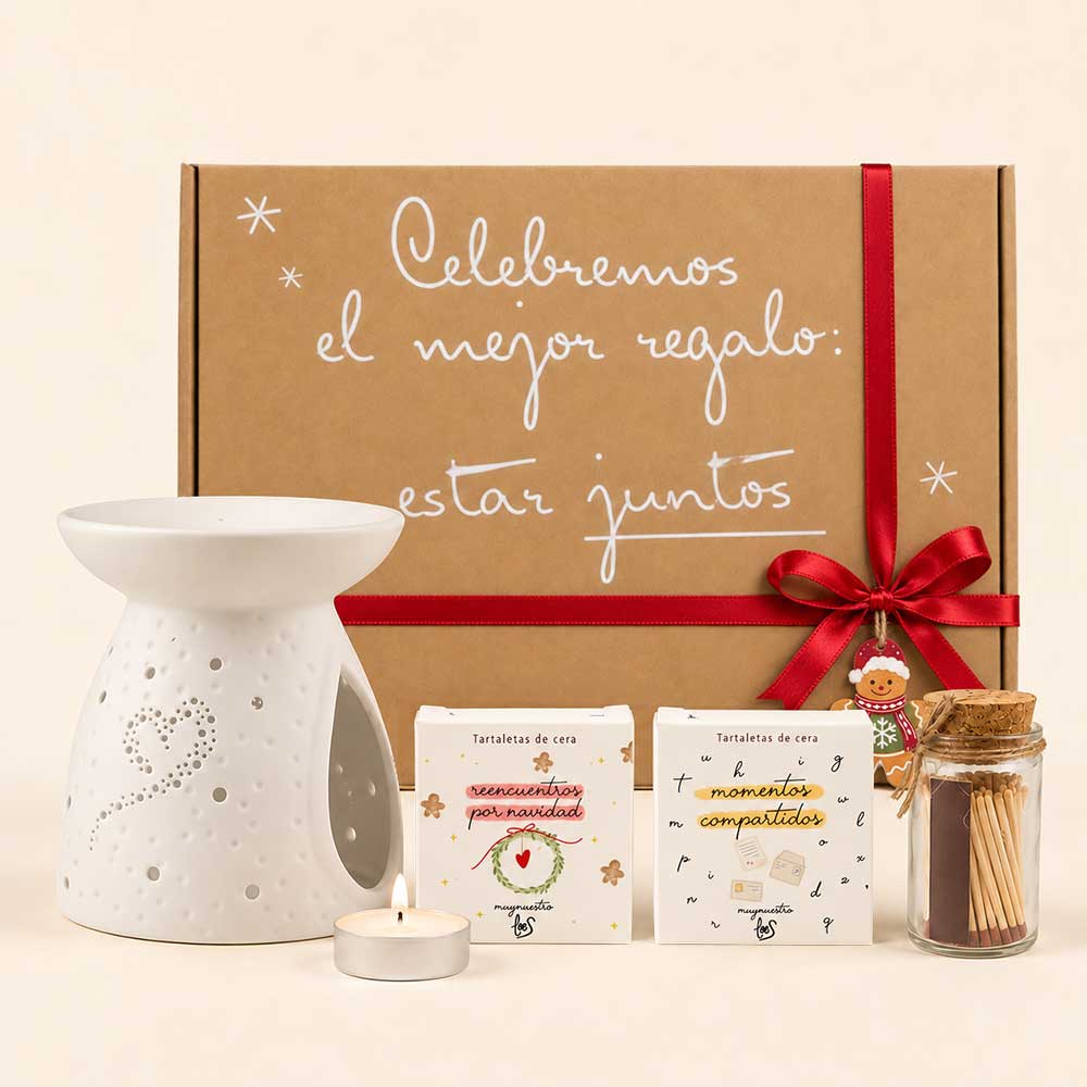 Quemador Corazón encendido en la mesa de Nochebuena con las tartaletas de cera LoeS y el cofre regalo de Navidad detrás – D'Arome