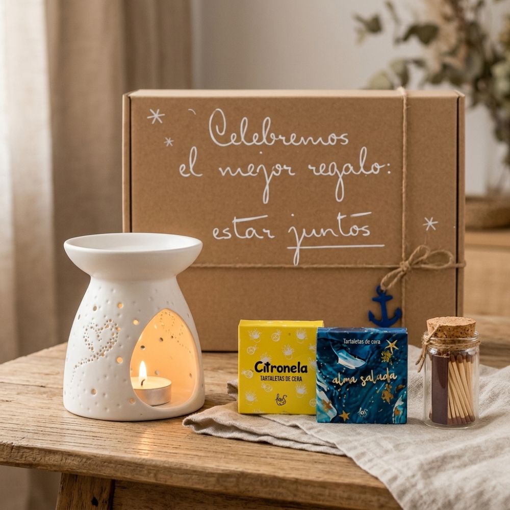 Quemador de aromas de cerámica encendido con velita de té junto al cofre regalo de verano cerrado de LoeS con tartaletas Citronela y Alma Salada – D'Arome