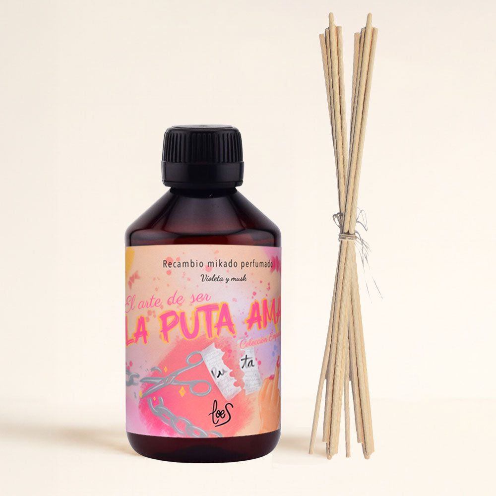 Recambio de ambientador mikado La Puta Ama de LoeS, 250 ml, aroma a violeta y musk, botella ámbar con varillas de ratán naturales – D’Arome