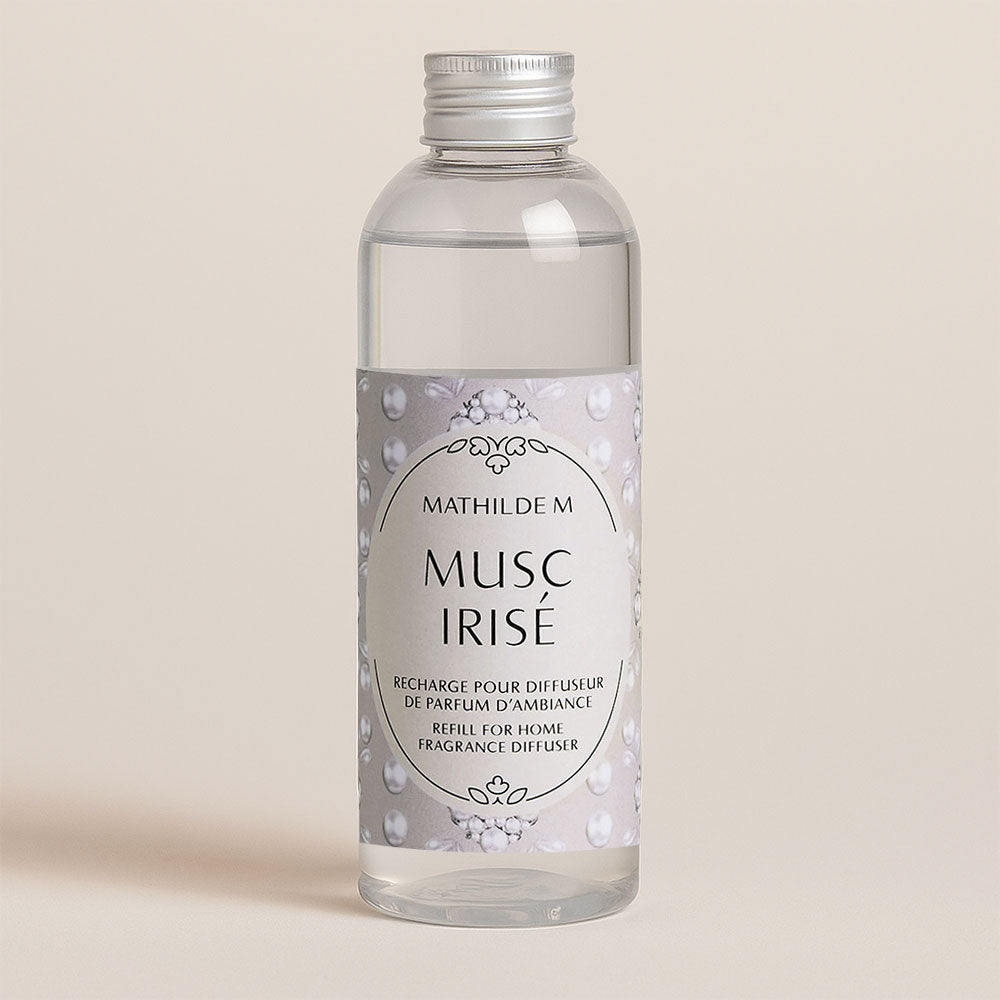 Recambio mikado Musc Irisé: recarga tu difusor de varillas con un aroma empolvado y floral. Calma, elegancia y suavidad en casa. 👉 Hazlo tuyo