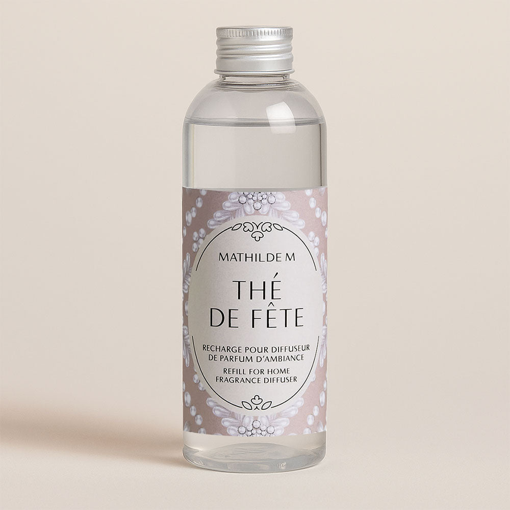 EL Recambio mikado Thé de Fête tiene un aroma cálido y especiado. 👉 Rellena tu bouquet o envase de mikado favorito y revive la Navidad.