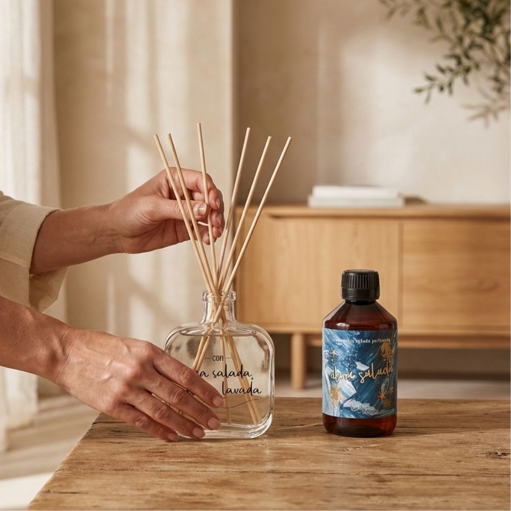 Colocando las varillas de fibra en el difusor de cristal "agua salada, alma lavada" junto al recambio mikado perfumado Alma Salada de LoeS de 250 ml – D'Arome