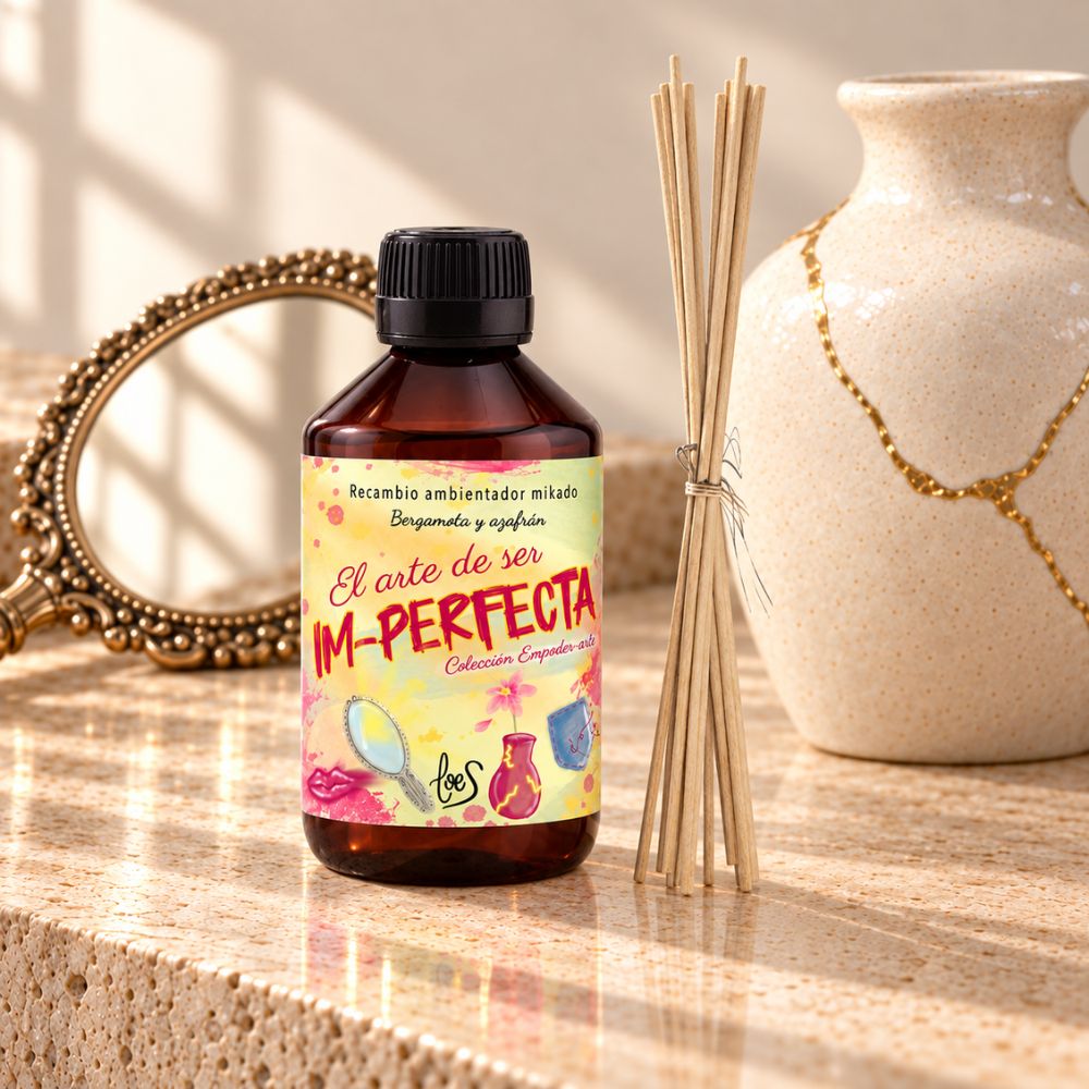 Recambio ambientador mikado Im-Perfecta de LoeS de 250 ml, junto a varillas de rattan natural y un jarrón restaurado con kintsugi – D'Arome