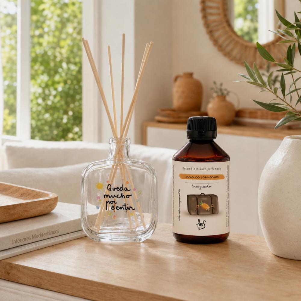 Mikado perfumado Nuevos Comienzos LoeS limón y azahar con recambio 250ml en salon mediterráneo con espejo de rattan y luz natural, ambientador mikado hogar – D'Arome