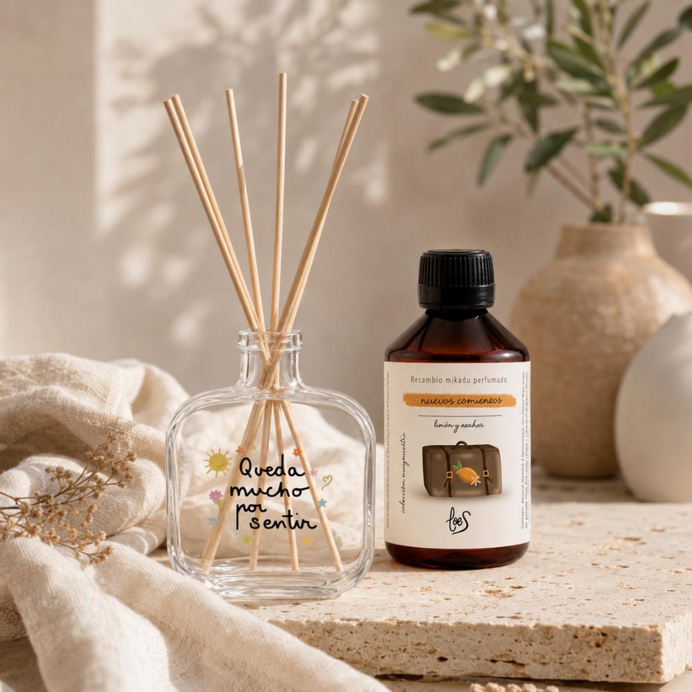 Recambio mikado perfumado Nuevos Comienzos LoeS 250ml limón y azahar con frasco mikado sobre travertino con tela y plantas secas, ambientador hogar – D'Arome