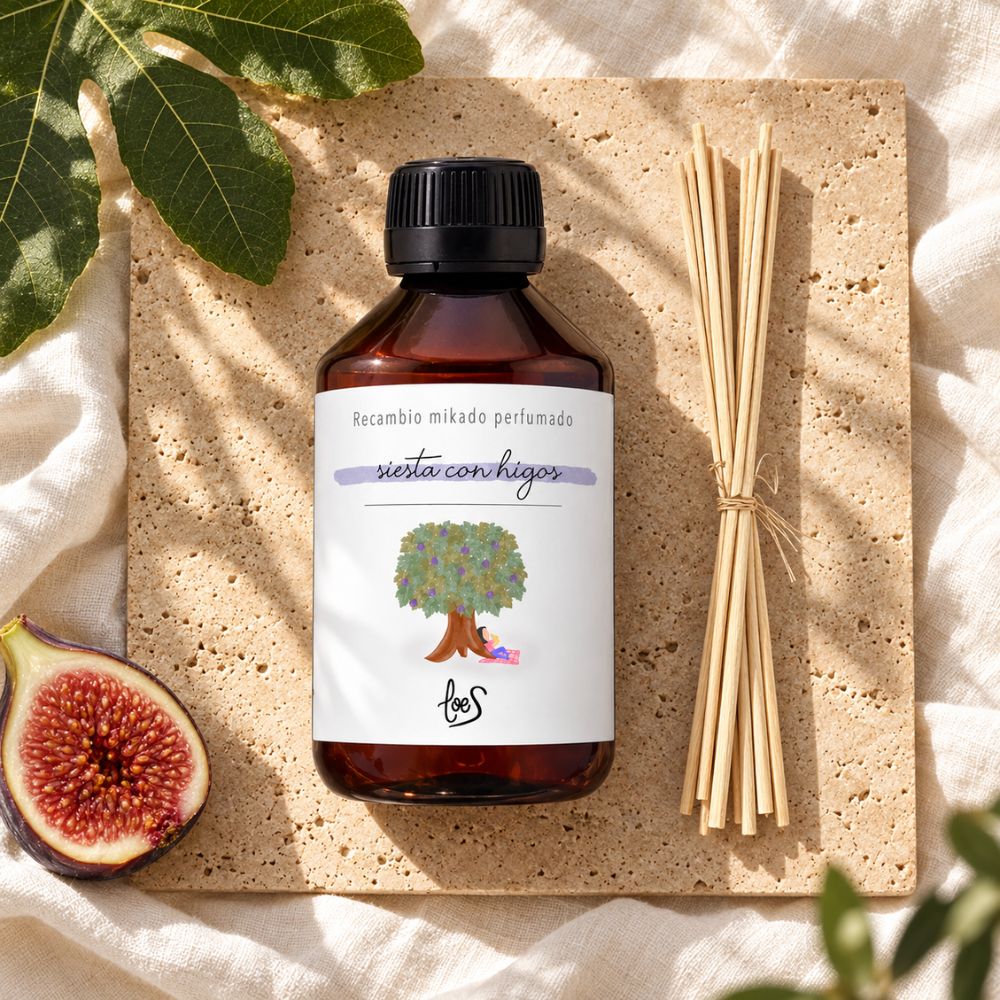 Recambio de ambientador mikado Siesta con Higos de LoeS, 500 ml, con set de varillas de ratán, junto a un higo abierto – D'Arome