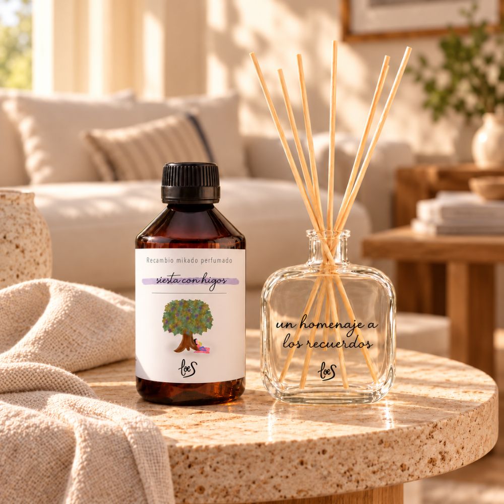 Recambio mikado Siesta con Higos 500 ml de LoeS en la mesa del salón, aroma mediterráneo de intensidad media para toda la casa – D'Arome