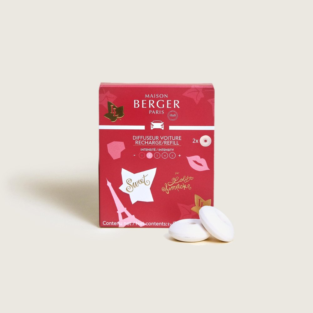 Tomas de estudio con fondo blanco de la caja de recargas Maison Berger lolita Lempicja s(pack de 2) y dos pastillas de cerámica blanca.eet