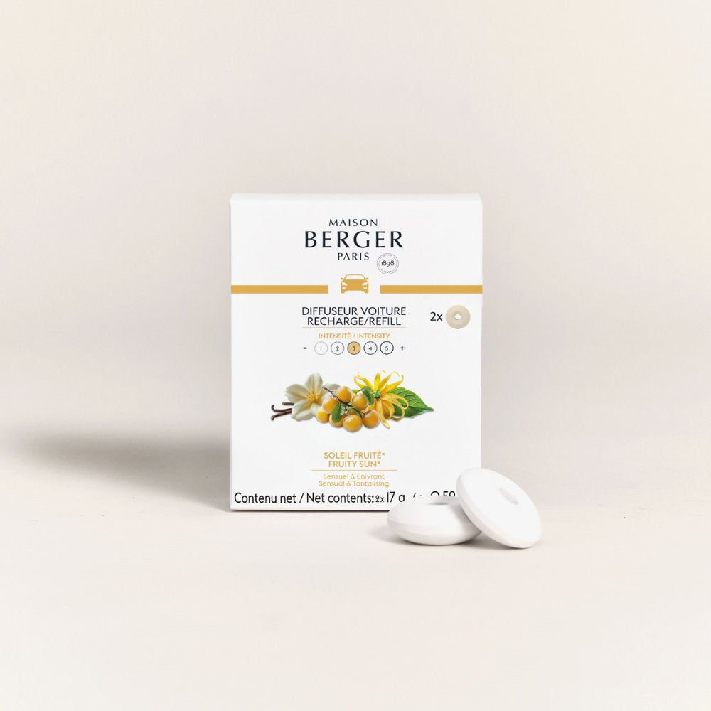 Tomas de estudio con fondo blanco de la caja de recargas Maison Berger Soleil Fruité (pack de 2) y dos pastillas de cerámica blanca.