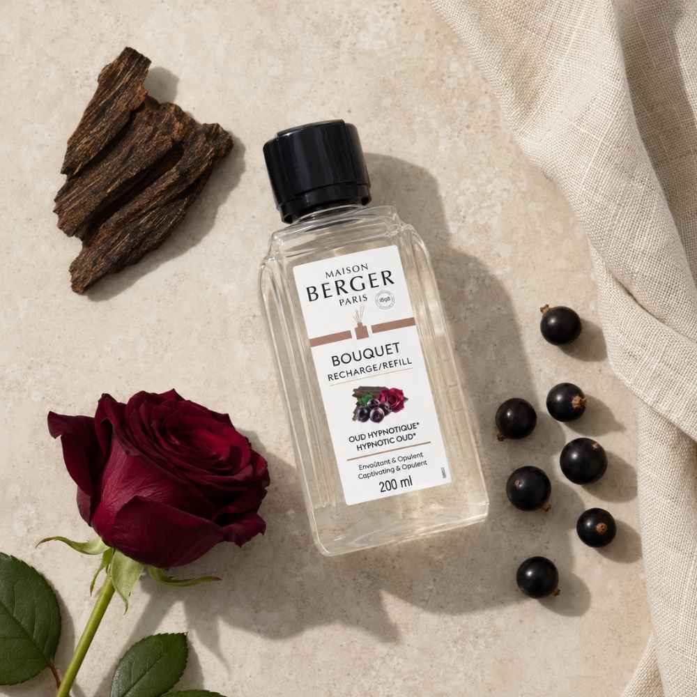 Recarga ambientador de varillas Oud Hipnótico Maison Berger 200 ml junto a rosa roja y grosellas negras – D'Arome