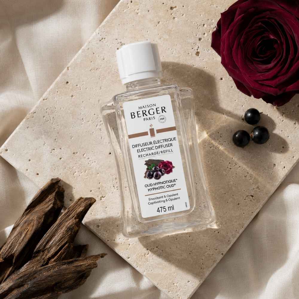 Recarga para difusor eléctrico Oud Hipnótico Maison Berger 475 ml junto a rosa roja y madera de oud – D'Arome
