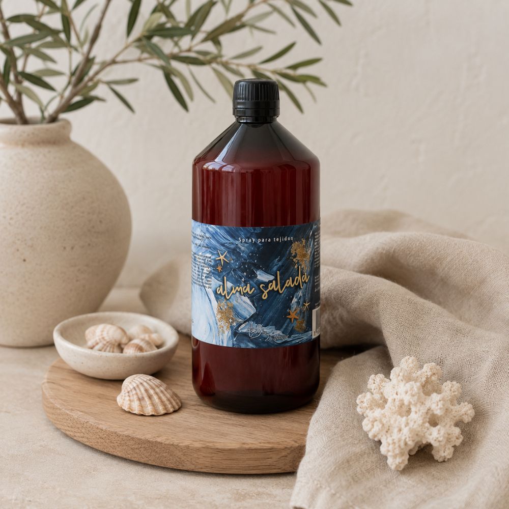 Recarga de 1 litro del spray textil Alma Salada de LoeS sobre una bandeja de madera con ramas de olivo, conchas y coral blanco – D'Arome