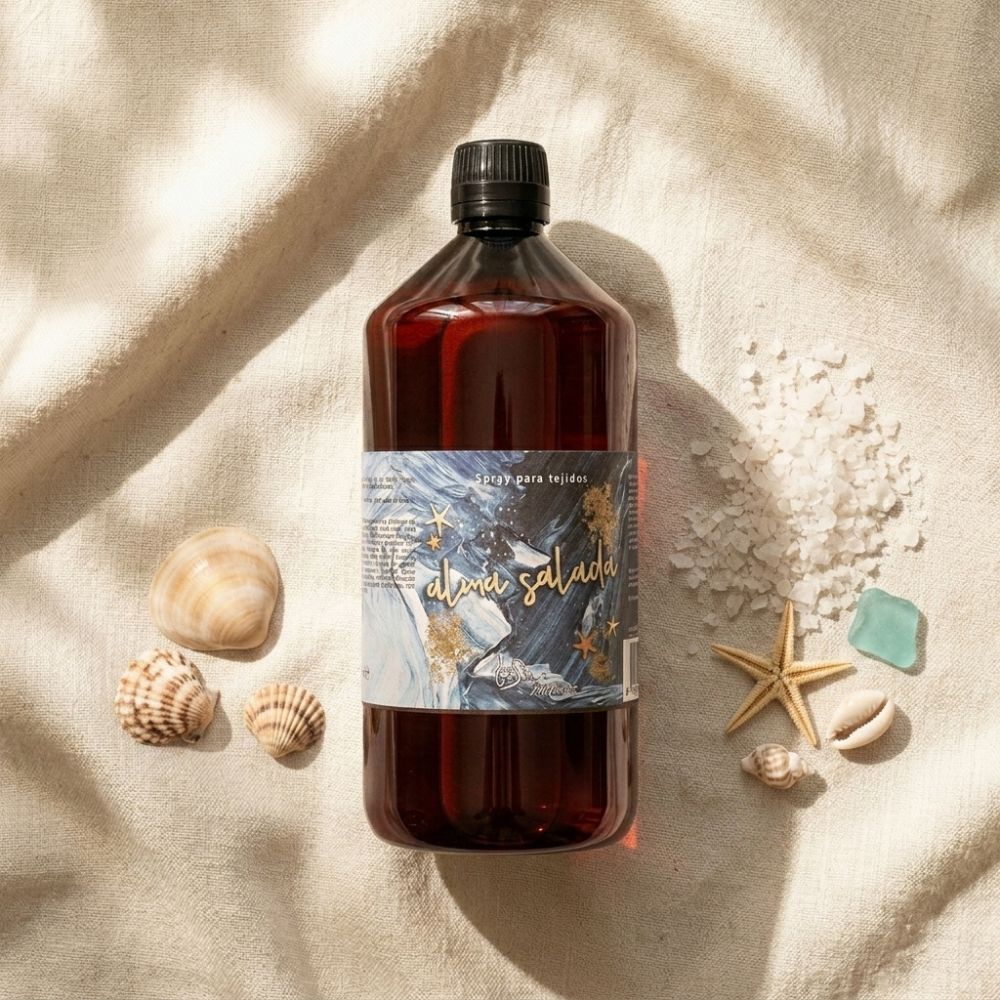 Recarga de 1 litro del spray textil Alma Salada de LoeS en plano cenital sobre lino natural con conchas, sal marina, estrella de mar y cristal de mar – D'Arome