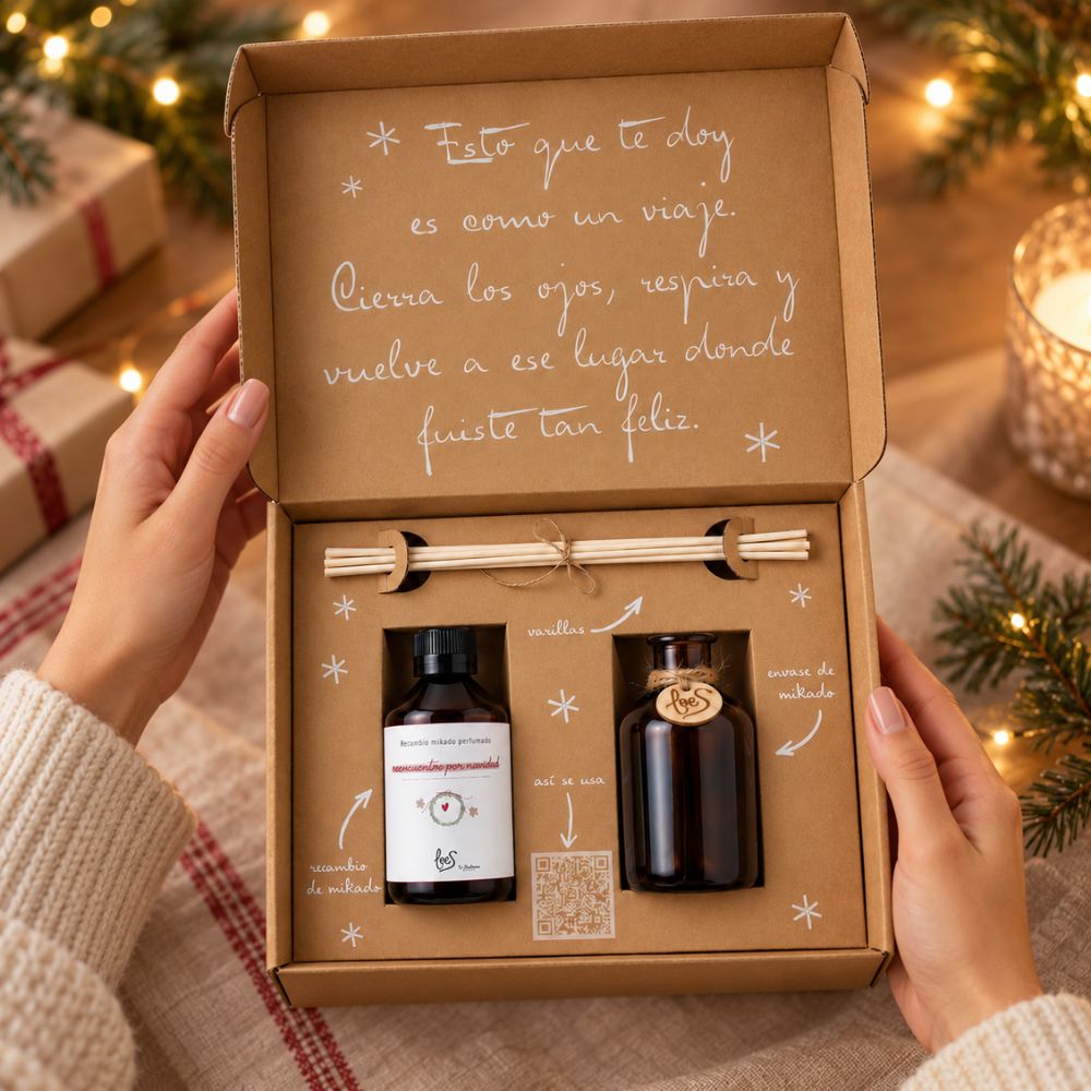 Manos abriendo el cofre 'Nos vemos en Nochebuena' con mikado LoeS, un regalo de Navidad para enviar a la familia que está lejos – D'Arome