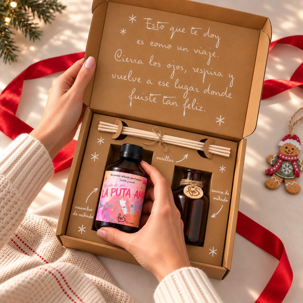 Manos sacando el recambio de mikado La Puta Ama del cofre regalo de Navidad 'La Navidad la organizo yo', regalo para amiga o hermana – D'Arome
