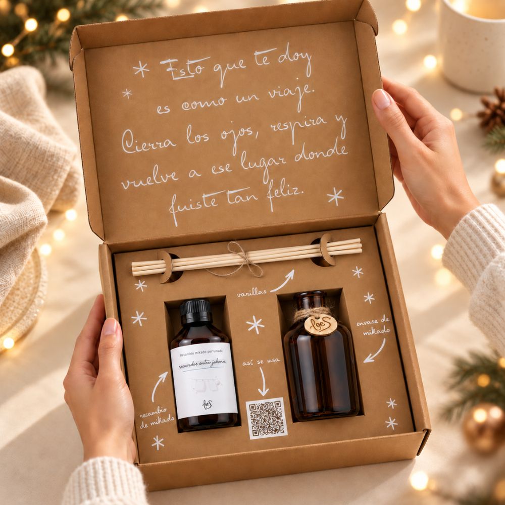 Manos abriendo el cofre 'La Navidad de siempre' con mikado de olor a limpio, regalo de Navidad para madre o abuela – D'Arome