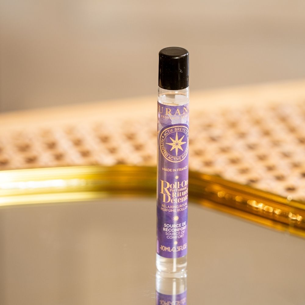 Roll-on perfumado Rituel Détente Durance de pie sobre bandeja dorada con reflejo en el cristal – D'Arome