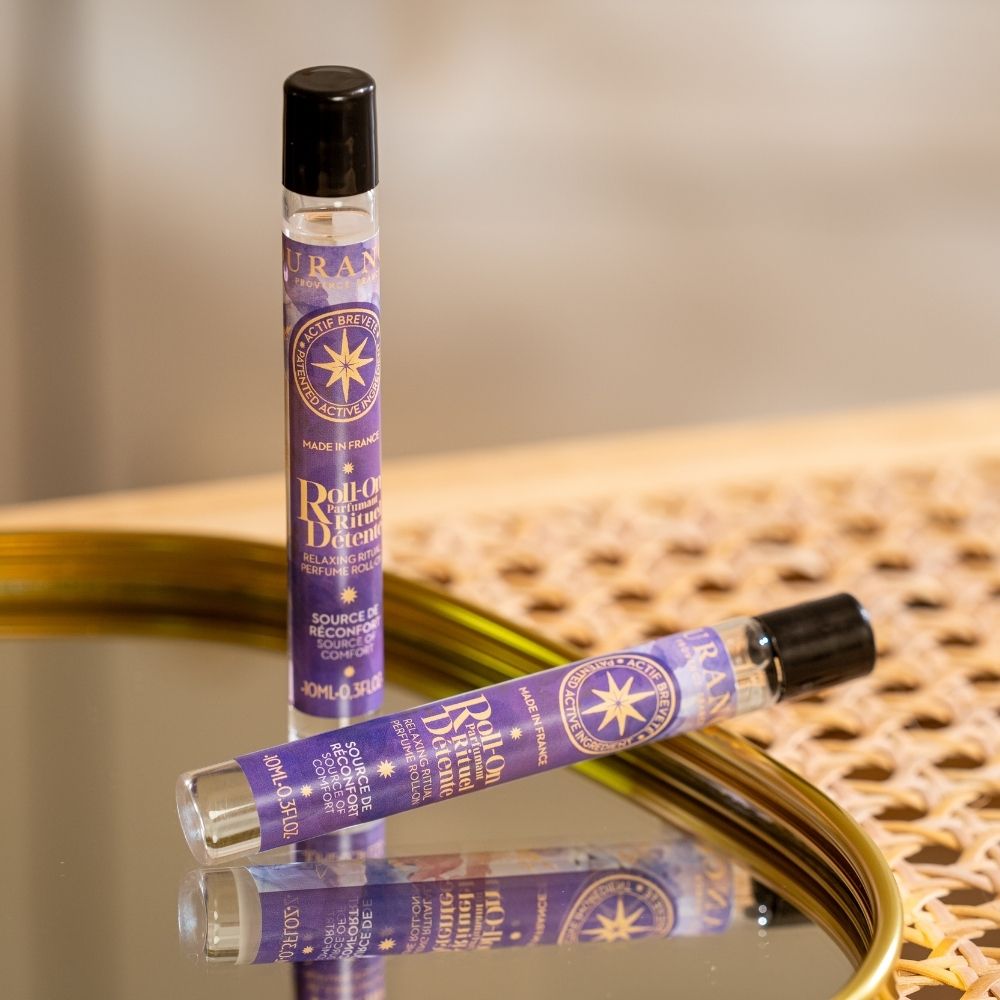 Roll-on perfumado Ritual serenidad de Durance, dos unidades reflejadas sobre mesa de cristal con borde dorado – D'Arome