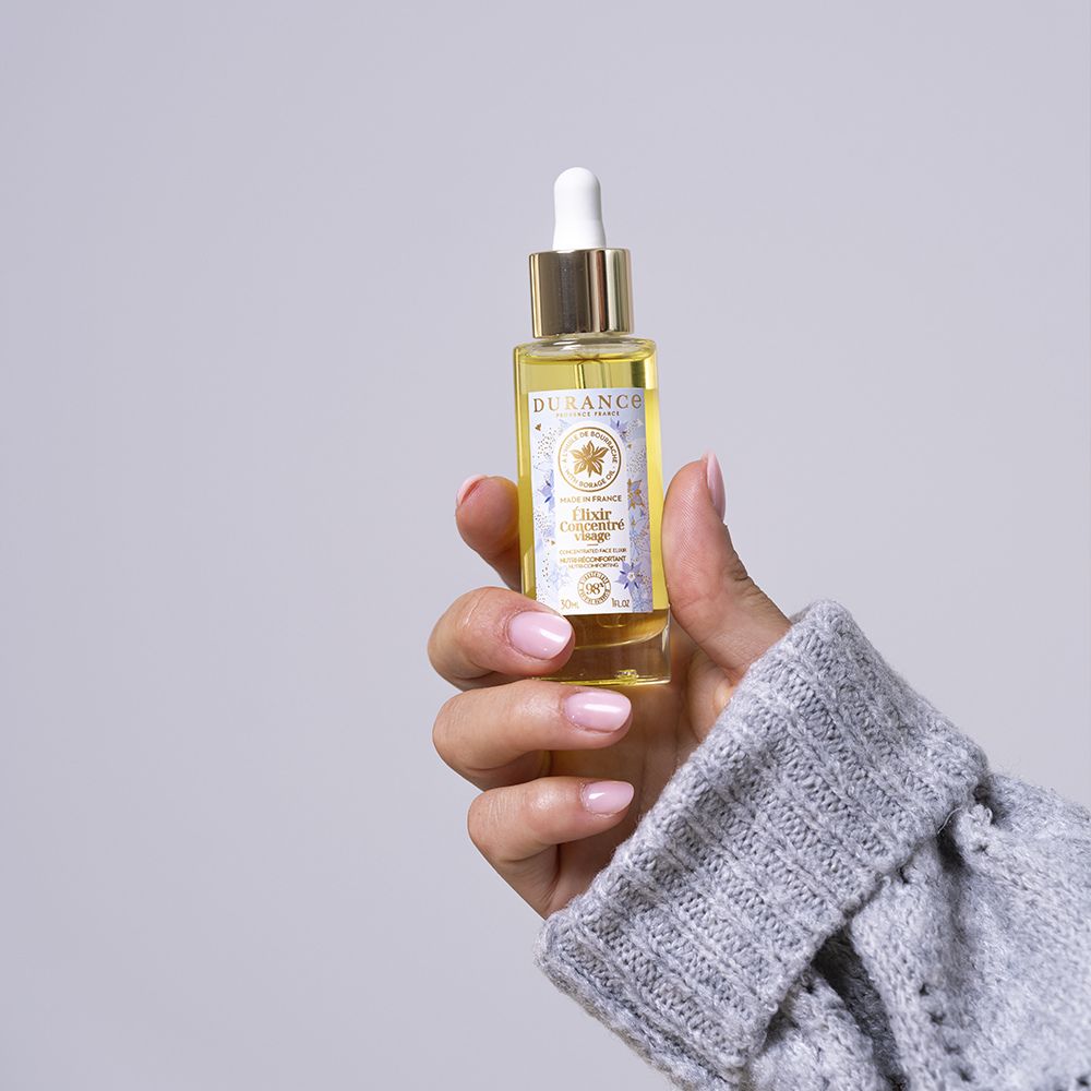 Sérum facial aceite de borraja Durance formato mostrado en manos de una mujer - D'Arome
