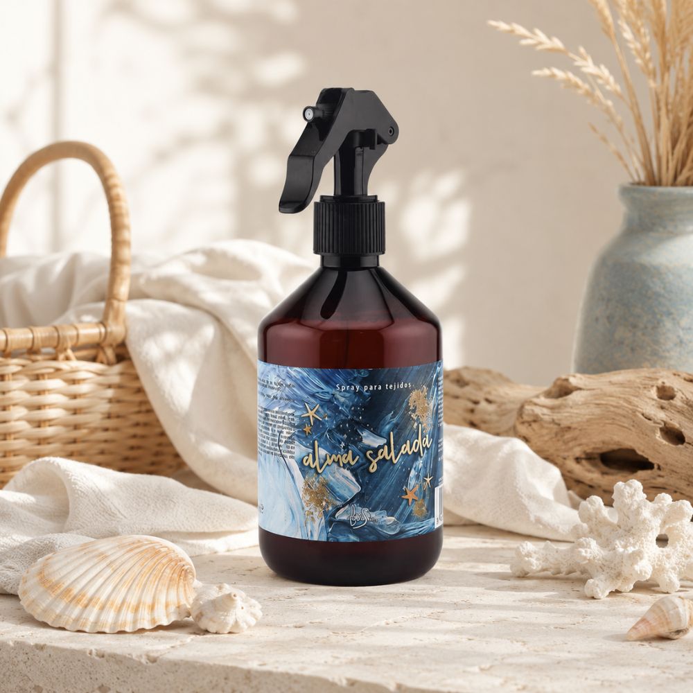 Spray para tejidos Alma Salada de LoeS en bodegón con conchas marinas, coral blanco y madera flotante de inspiración mediterránea – D'Arome