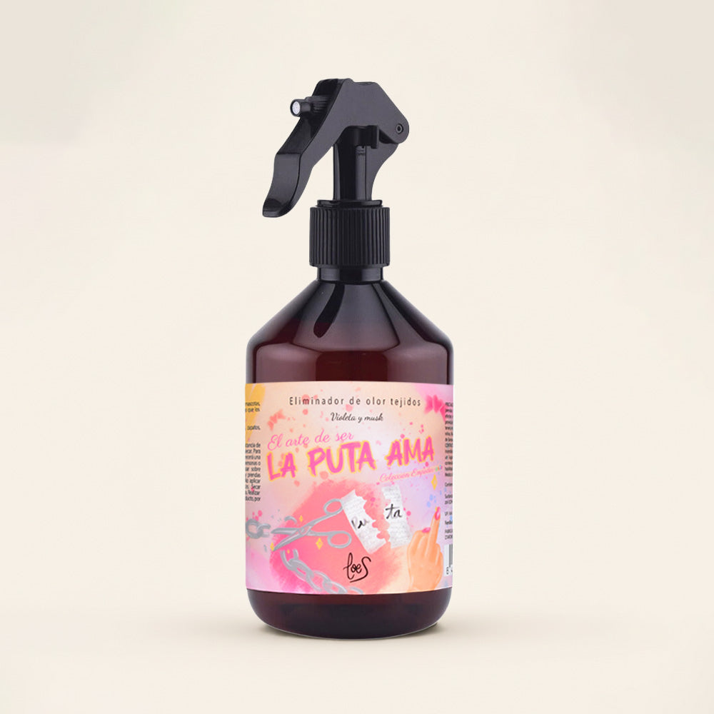 Spray textil eliminador de olores La Puta Ama de LoeS, 500 ml, aroma a violeta y musk, botella ámbar con pulverizador y etiqueta de la colección Empoder-arte – D’Arome