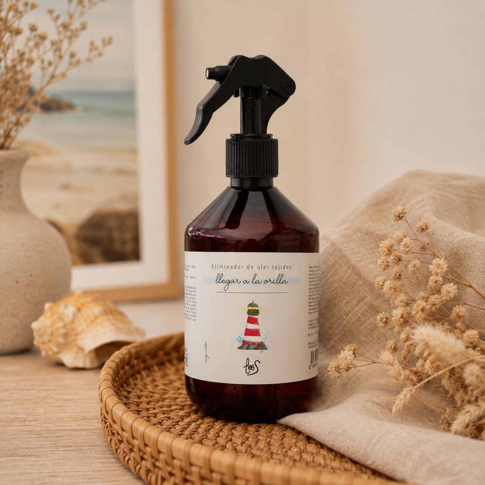 Spray textil eliminador de olor para tejidos Llegar a la Orilla de LoeS sobre bandeja de ratán con cuadro de playa y flores secas, decoración costera – D'Arome