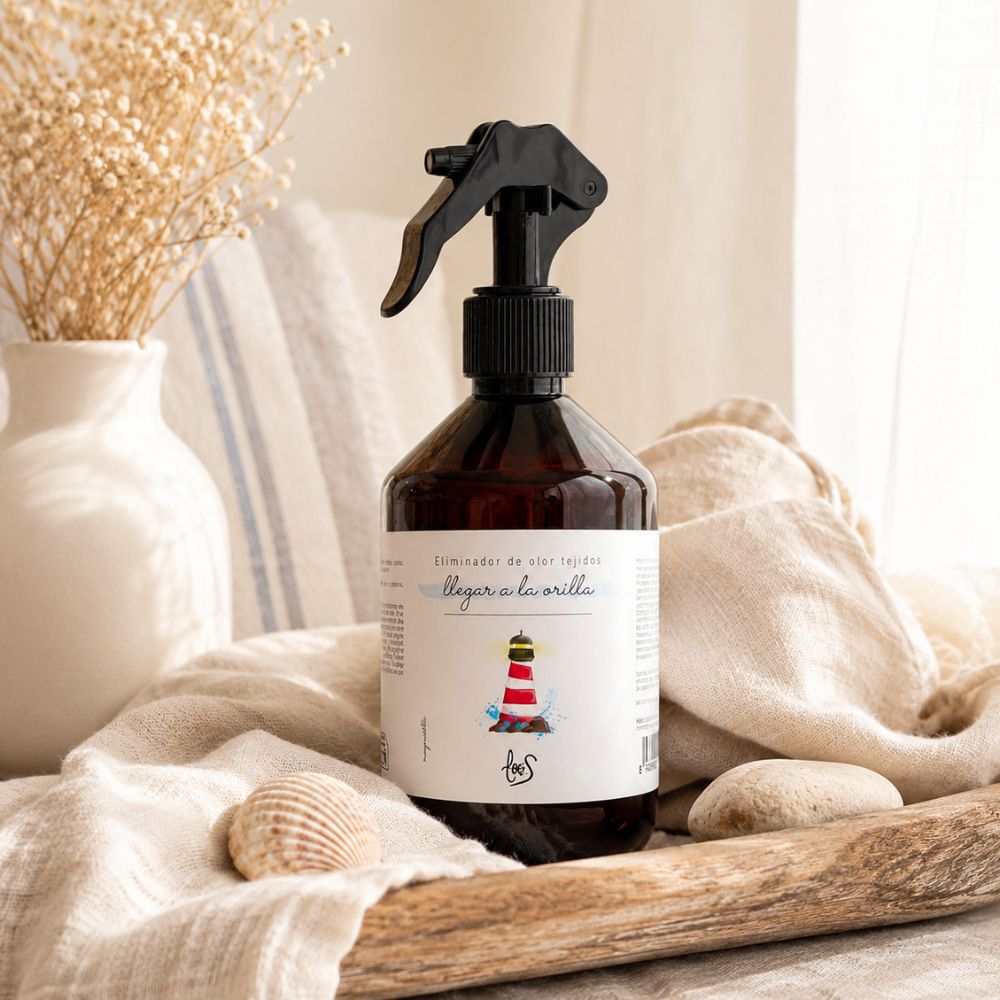 Spray textil eliminador de olor para tejidos Llegar a la Orilla de LoeS en bodegón marino con conchas y piedras, ambiente costero mediterráneo – D'Arome