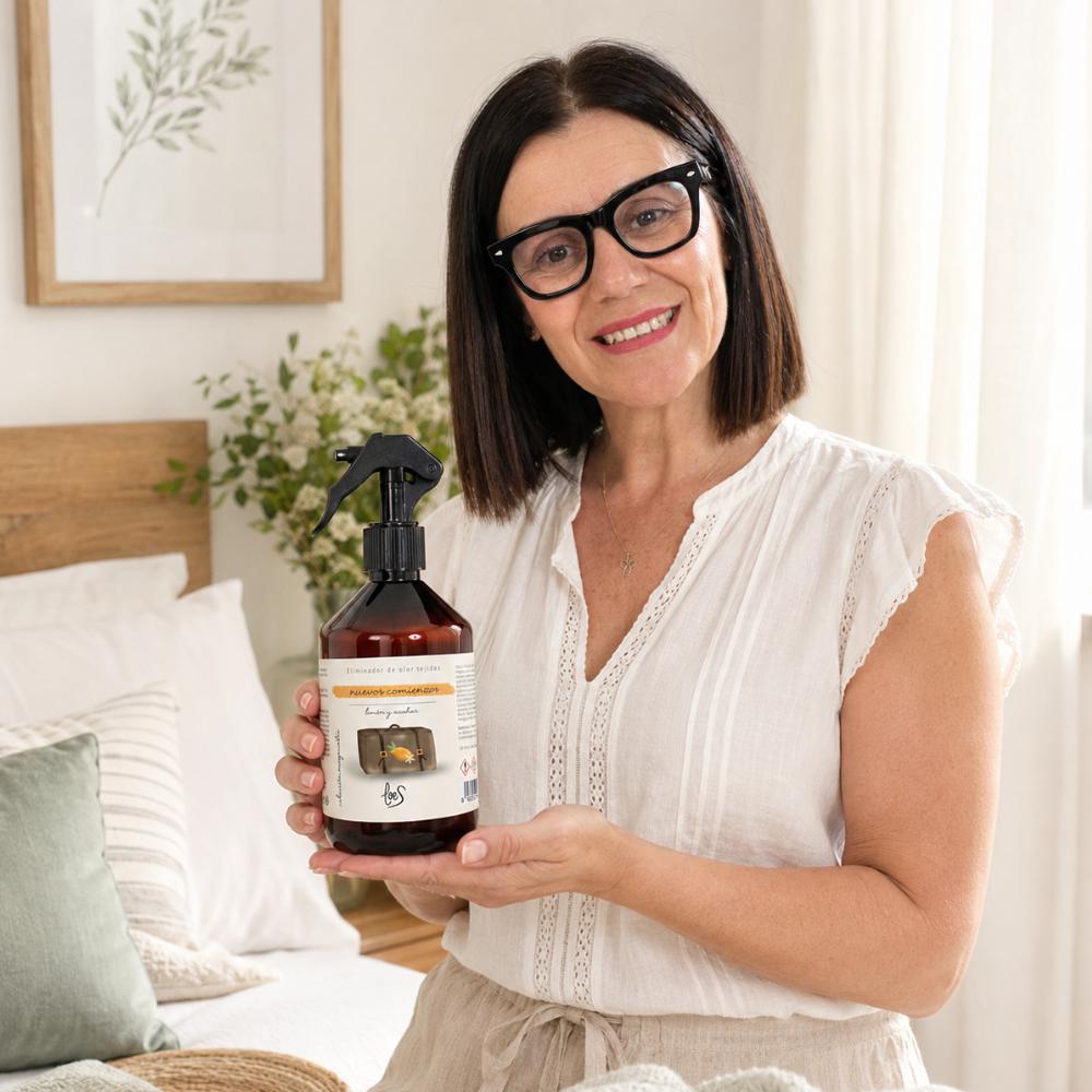 Mari Carmen, CEO y experta en aromas de D'Arome, presenta el spray textil eliminador de olores Nuevos Comienzos de LoeS con aroma a limón y azahar en dormitorio – D'Arome