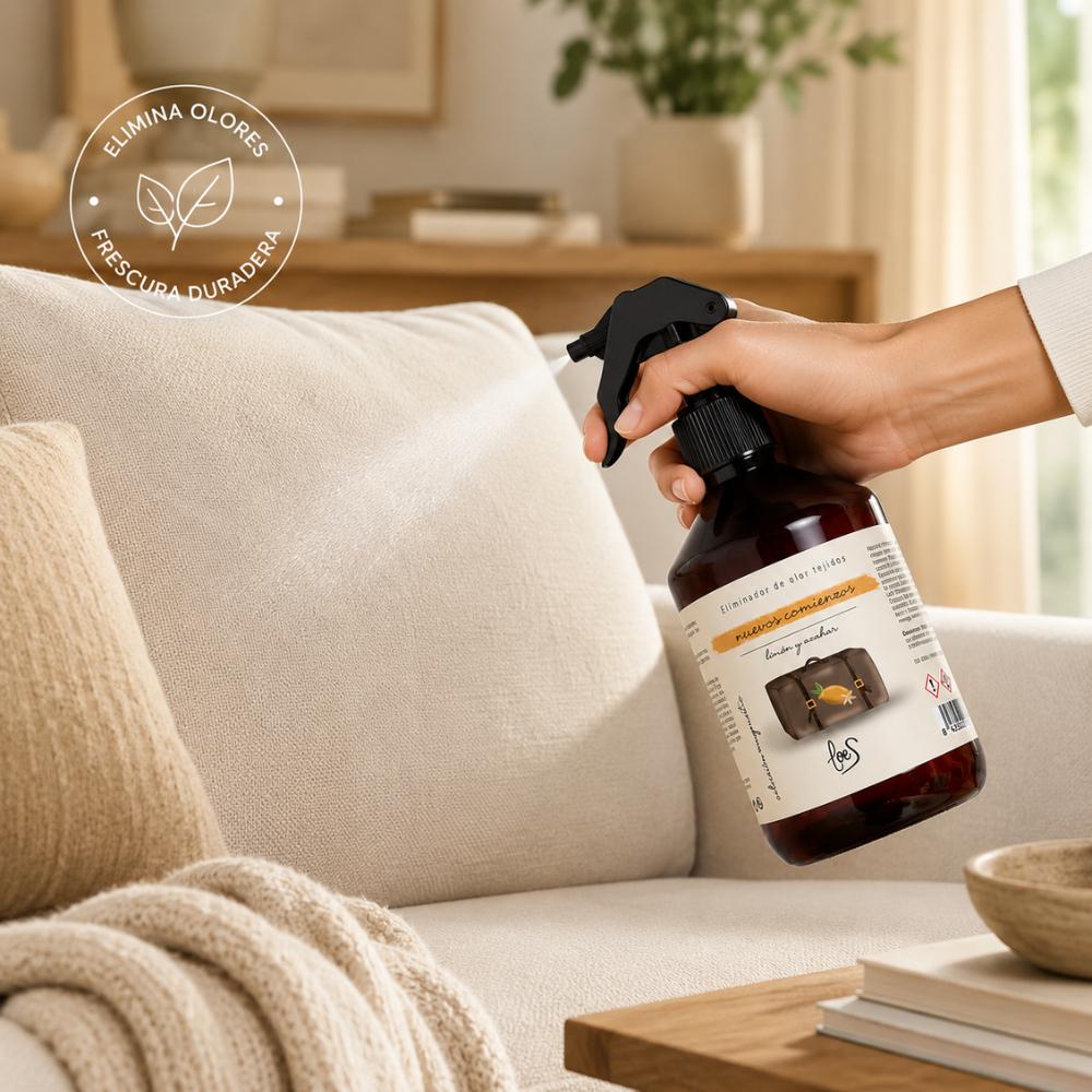 Spray textil eliminador de olores Nuevos Comienzos de LoeS con limón y azahar aplicado en sofá con sello de frescura duradera y eliminación de olores – D'Arome