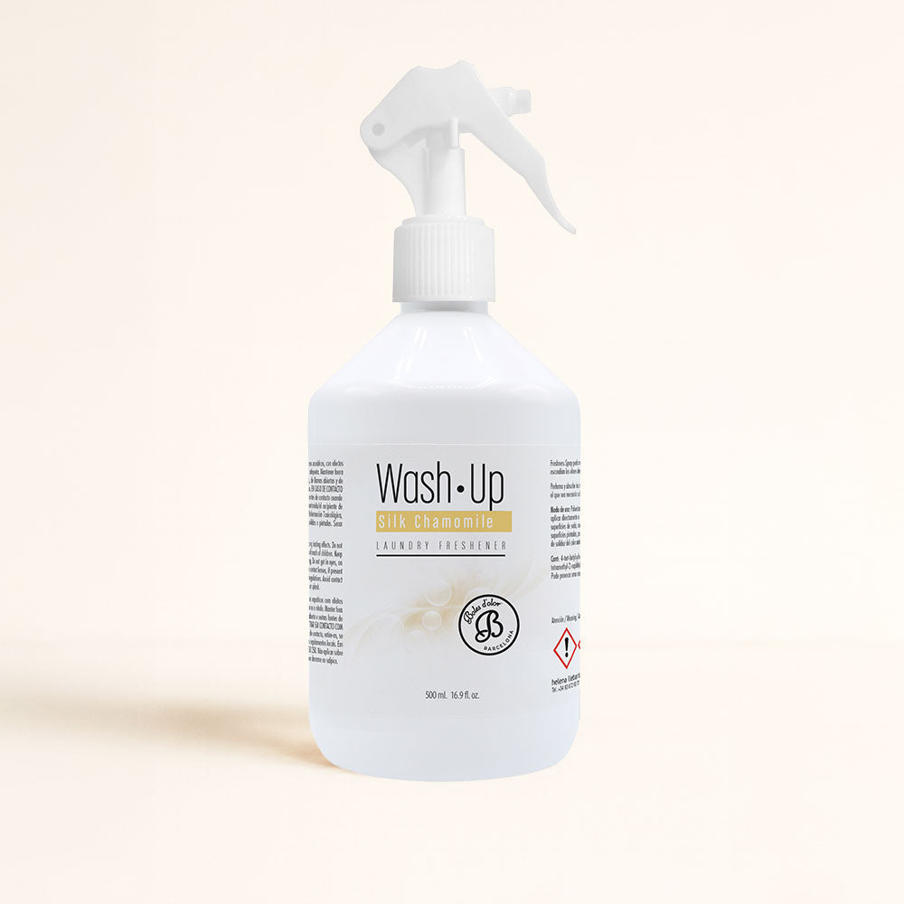 Eliminador Olores Wash Up Silk Chamomile neutraliza malos olores y perfuma tus tejidos con aroma floral. ¡Tu hogar olerá siempre a calma!