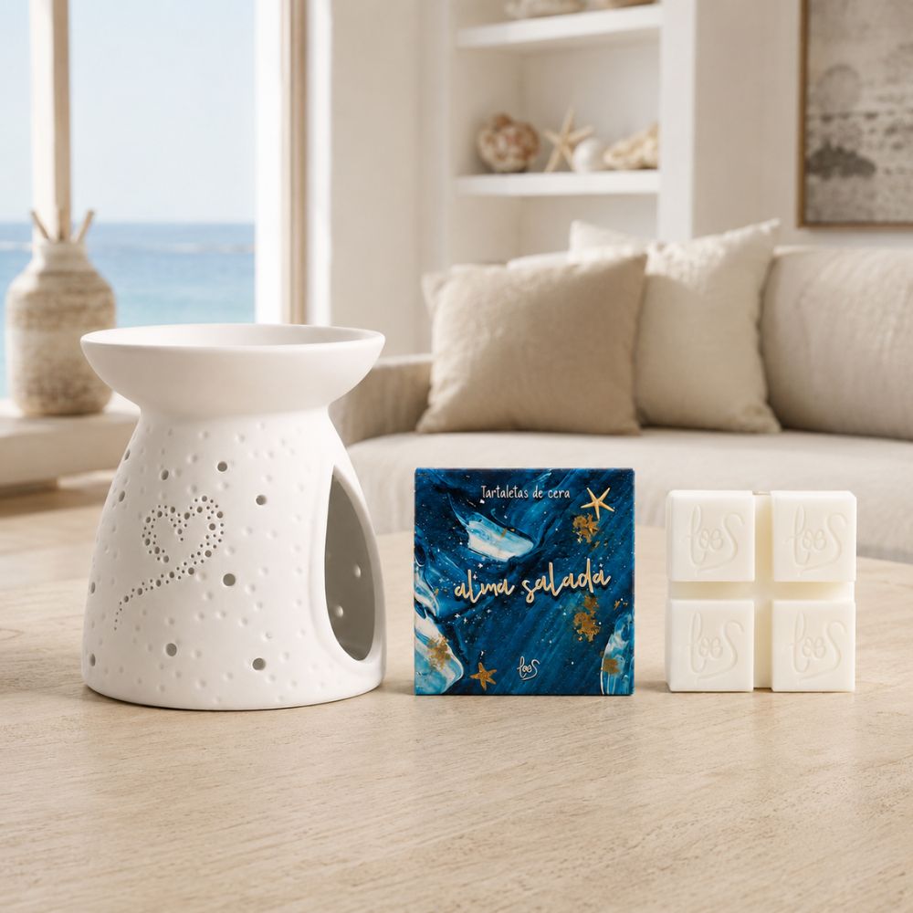 Tartaletas de cera Alma Salada de LoeS y quemador de cerámica blanca en un salón de estilo costero con vistas al mar Mediterráneo – D'Arome