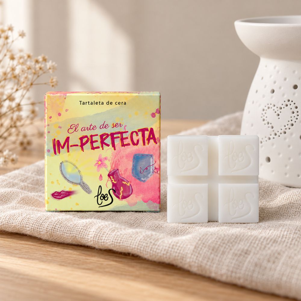 Caja y cubos de la tartaleta de cera Im-Perfecta de LoeS sobre un textil de lino, junto a flores secas y un quemador blanco – D'Arome