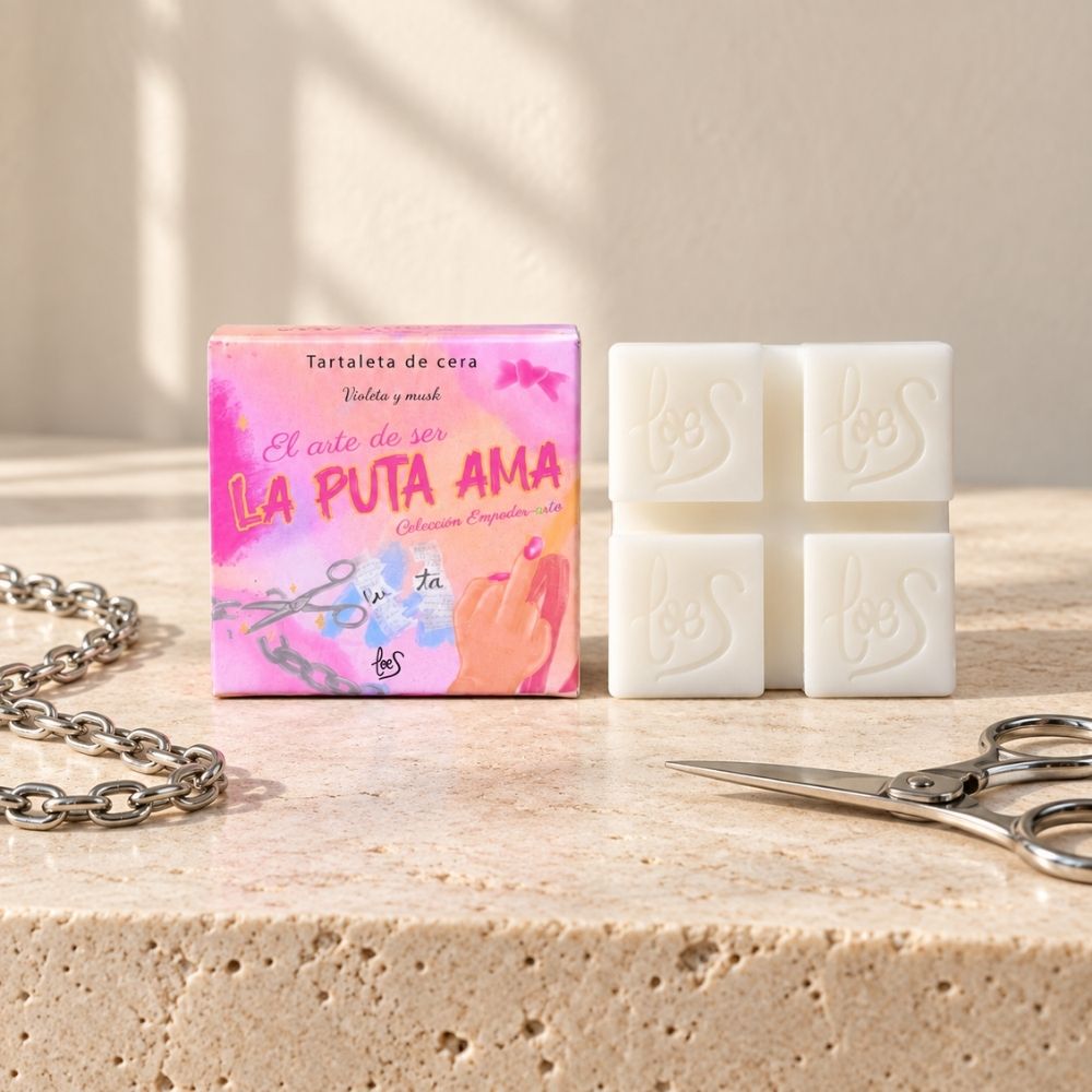 Tartaleta de cera La Puta Ama de LoeS con sus 4 onzas y su caja ilustrada sobre piedra natural, junto a una cadena rota y unas tijeras – D’Arome