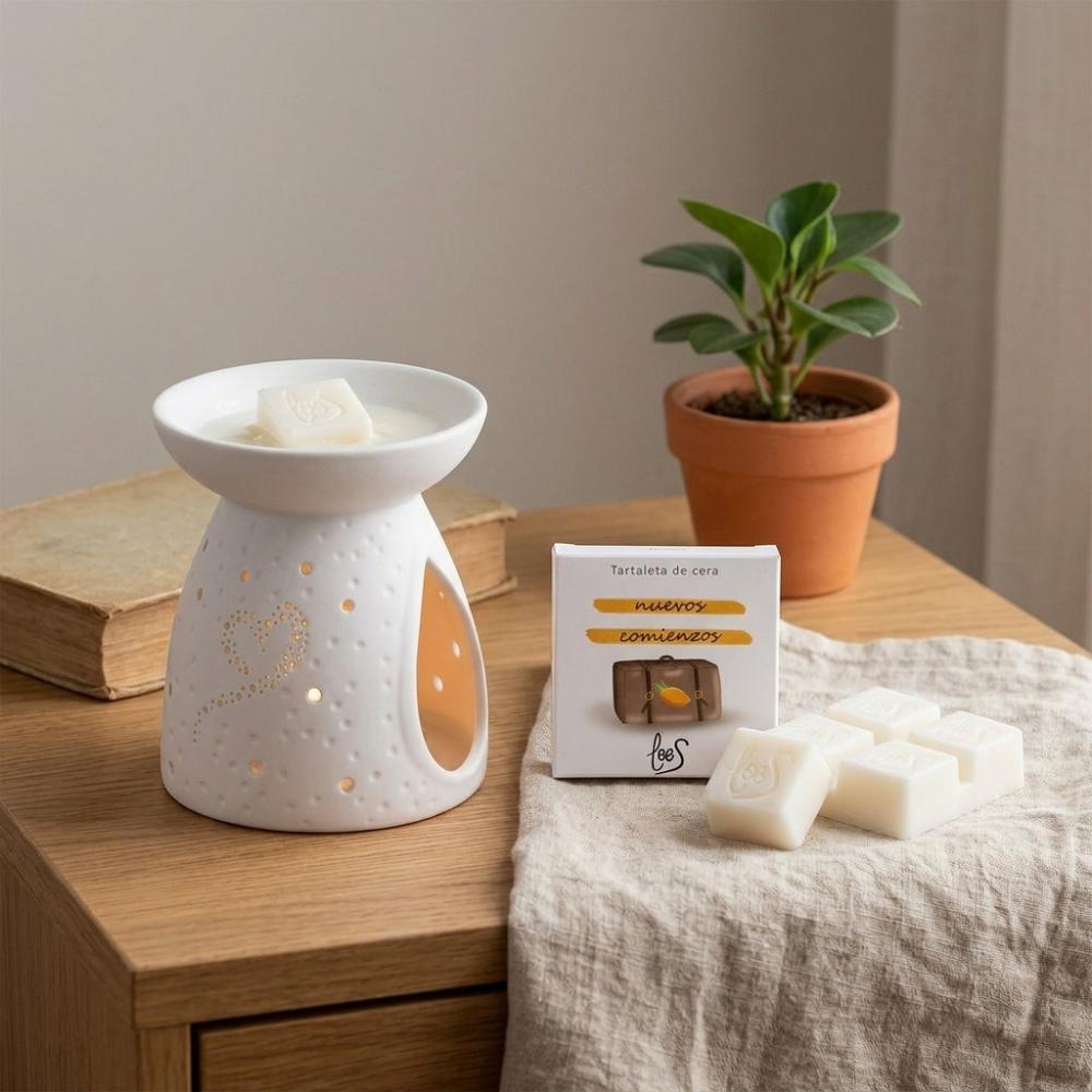 Quemador cerámico encendido con tartaleta de cera Nuevos Comienzos LoeS limón y azahar derritiéndose, caja y piezas sueltas en mesa de madera – D'Arome