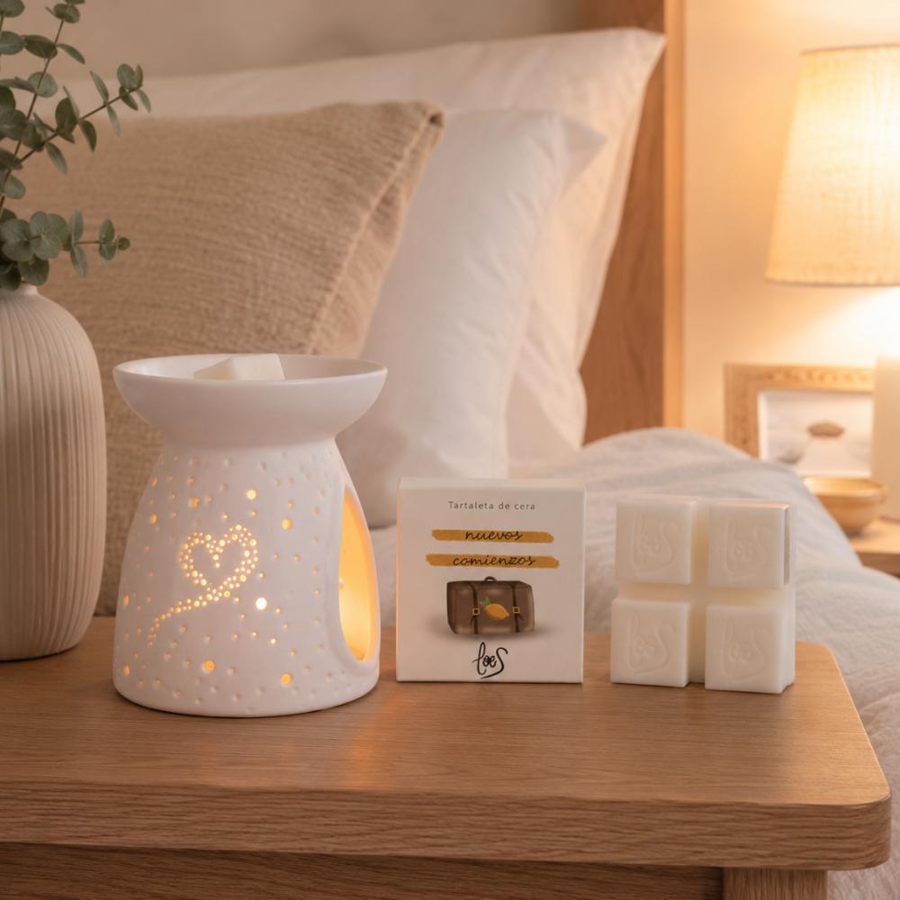Quemador de cera cerámico encendido con tartaleta Nuevos Comienzos LoeS limón y azahar en mesita de noche, ambientador dormitorio con wax melt – D'Arome